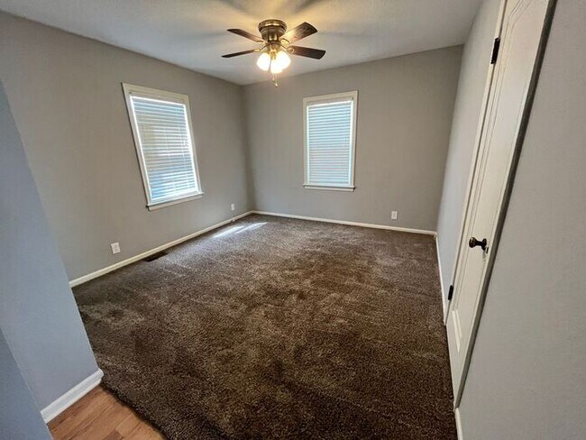 Building Photo - 2 Bed / 1 Bath House Near NKC!