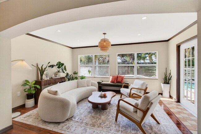 Building Photo - 301 SE 8th Ave