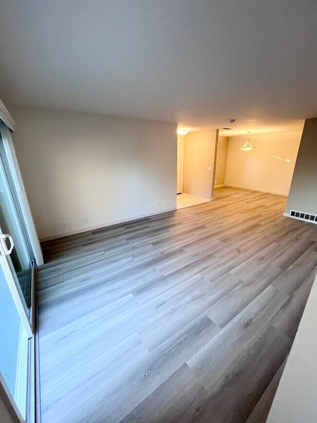 Building Photo - Bright, Cheery and Newly Renovated 2x1 behind Bon Air!