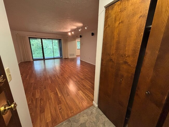 Building Photo - Beautiful 2 Bedroom 2 Bathroom apartment i...
