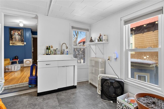 Building Photo - 607 N Cayuga St