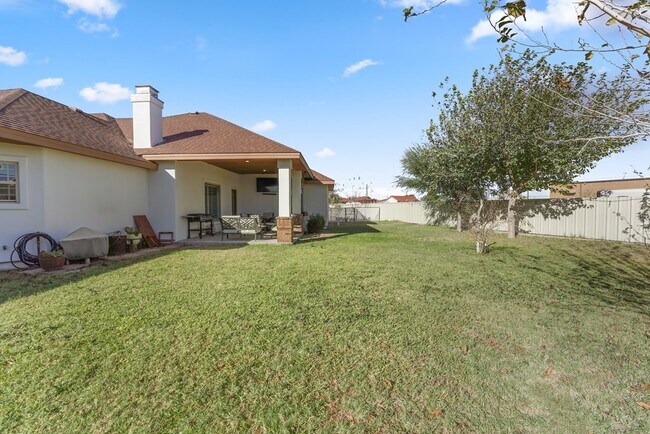 Building Photo - 1400 N Redondo Ave