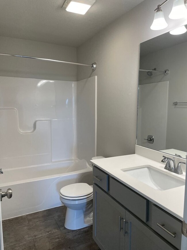 Building Photo - 3 bedroom 3 bathroom Single-Family Home in...