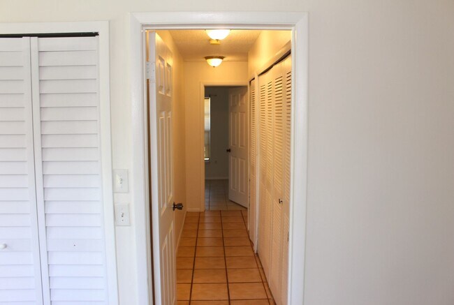 Building Photo - Lovely Home Available in the Royal Manor S...