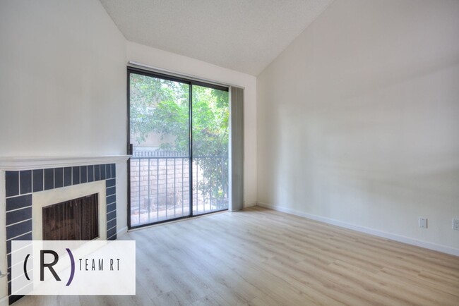 Building Photo - A Newly Renovated Contemporary Condo in Gl...