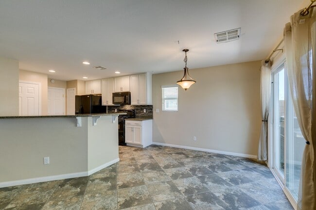 Building Photo - GORGEOUS HOME WITH TONS OF UPGRADES*MOUNTA...