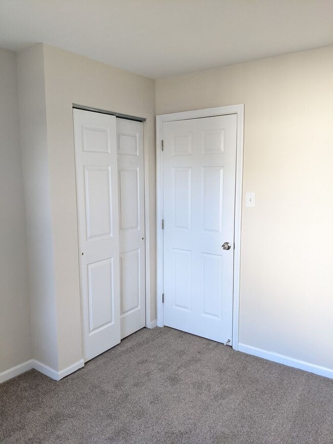 Building Photo - Recently renovated townhome in Ballenger C...