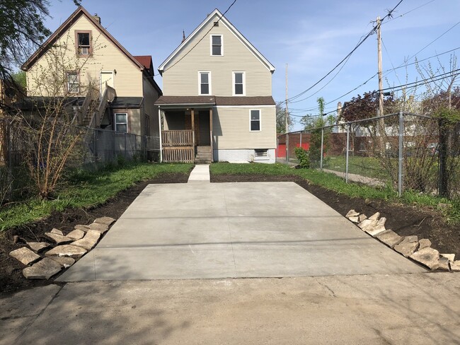 Building Photo - Updated 5BR/1.5BA Rent to Own Single Family Home