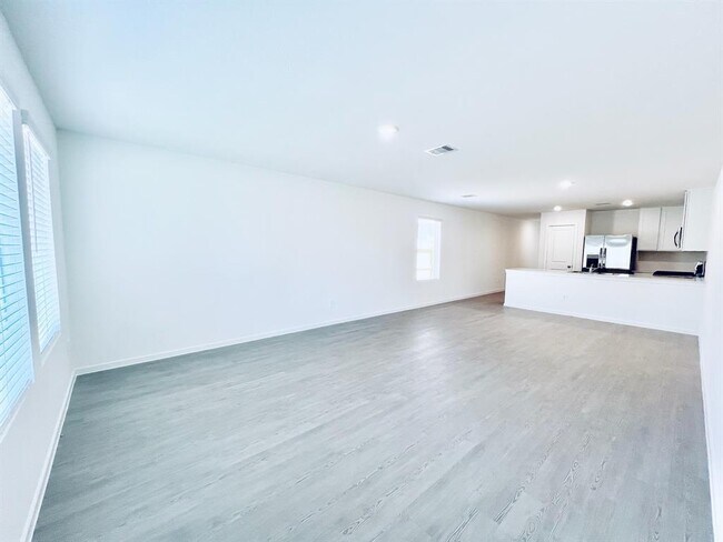 Building Photo - 3027 Mallorca Dr