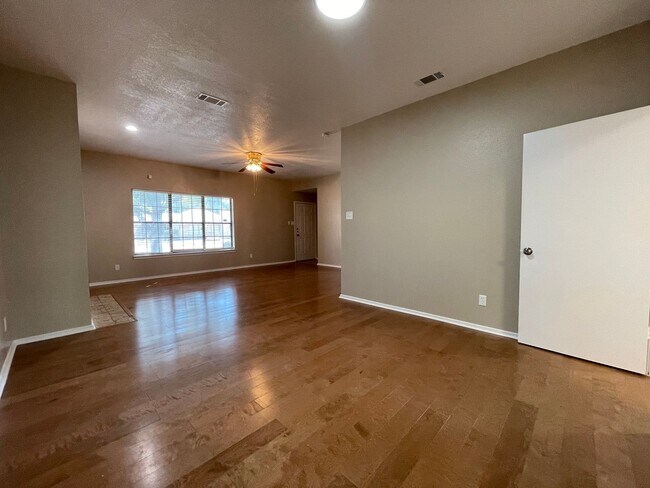 Building Photo - AVAILABLE NOW 2 BEDROOM 2 BATH TOWNHOME IN GRAPEVINE