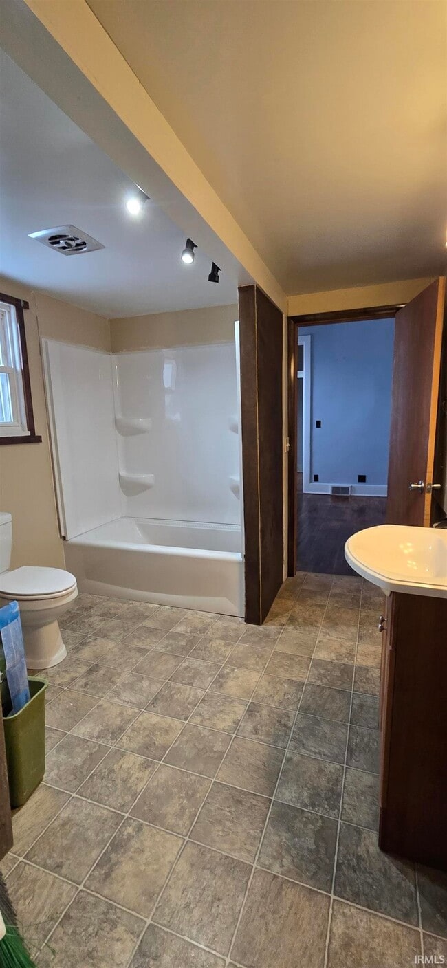 Building Photo - 9750 S Packerton Rd