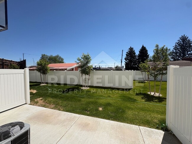Building Photo - Fully Furnished Mid-Term Rental