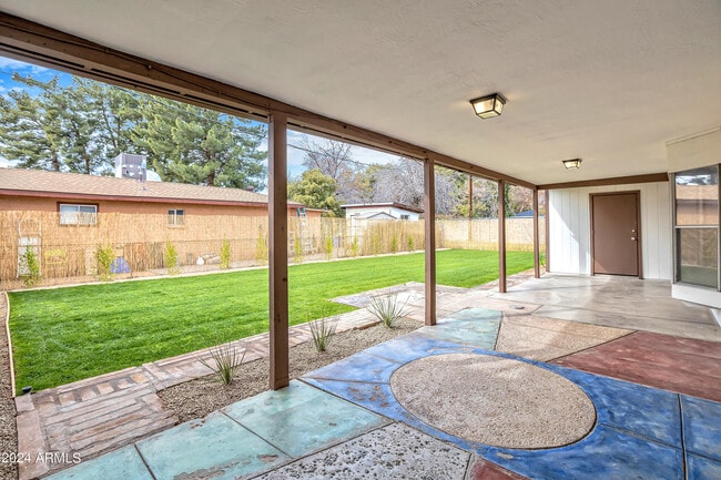 Building Photo - 922 E Orange Dr