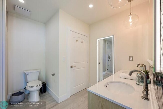 Building Photo - 3255 Lakeview Blvd