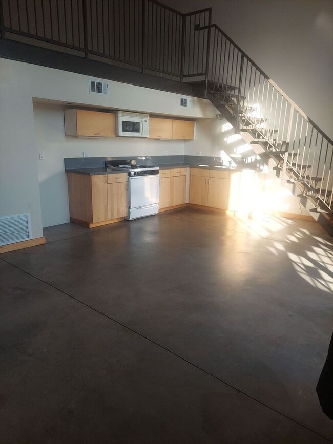 Building Photo - 515 W Main St