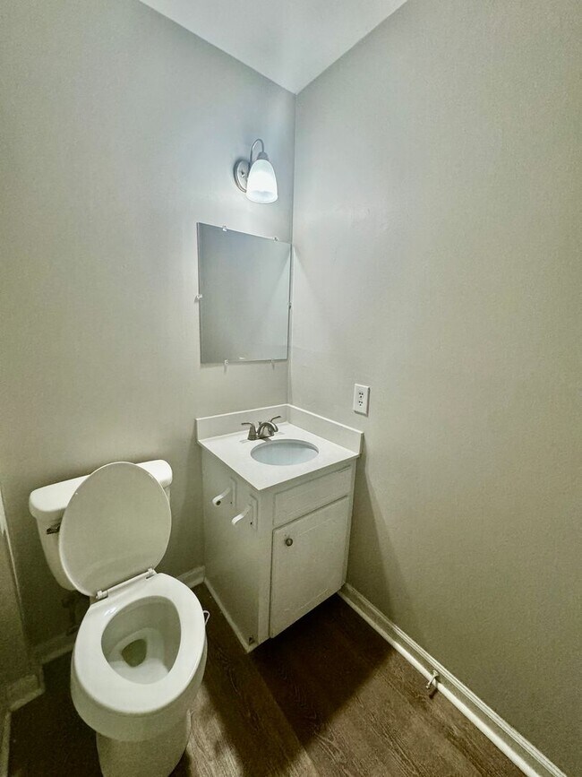 Building Photo - Charming three bedroom, two bathroom home in North Charleston!