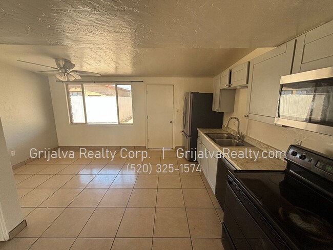 Building Photo - 3 Bedroom, 1 Bath Beautiful House in NW Tucson for Rent! (Ruthrauff/La Cholla)