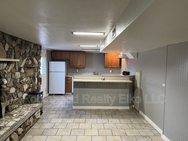 Building Photo - 272 W Cedar St