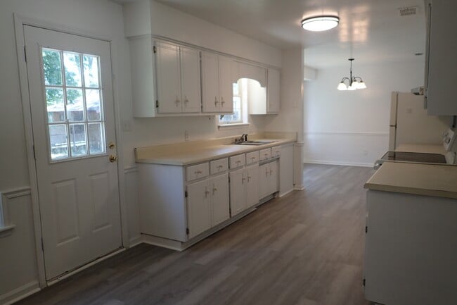 Building Photo - 2224 Pin Oak Cir