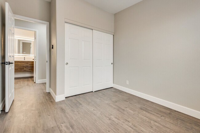 Building Photo - Gorgeous, recently renovated Green Valley ...