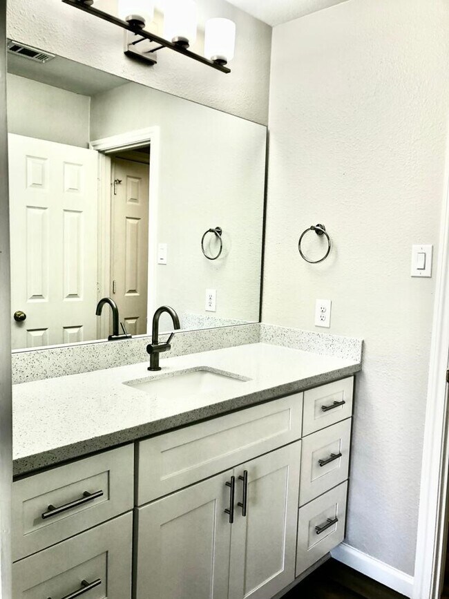 Building Photo - 5711 Silver Bay Ct