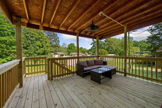 Building Photo - Cozy 3Bed/2Bath with plenty of natural light located in Durham! Enormous backyard is a must see!!