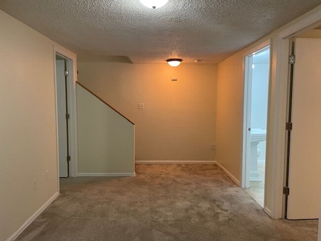 Building Photo - House For Lease