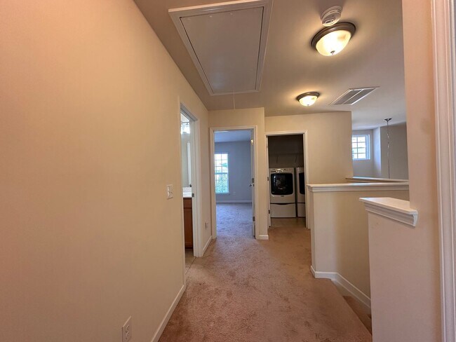 Building Photo - **MOVE IN SPECIAL!**Beautiful 3BR/2.5BA Home in Charlotte!