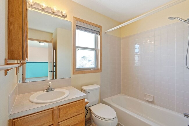 Building Photo - Spacious 5-Bedroom, 4-Bathroom home in Wes...