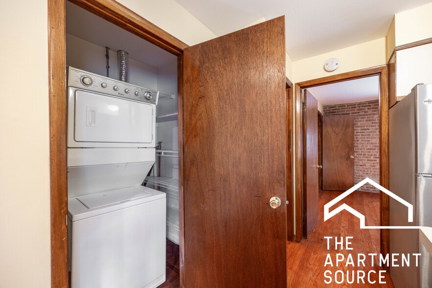 Building Photo - 715 W Diversey Pky