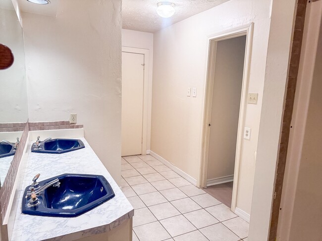 Building Photo - 14418 Moorfield Dr