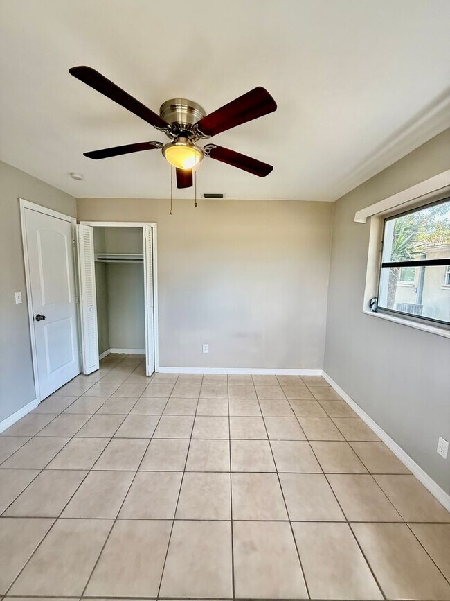 Building Photo - 2 bed 2 bath off Cape Parkway