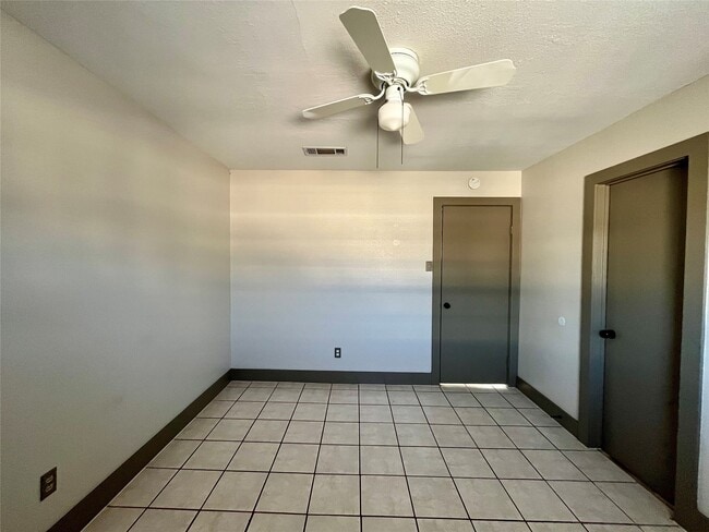 Building Photo - 1042 W Village Ct