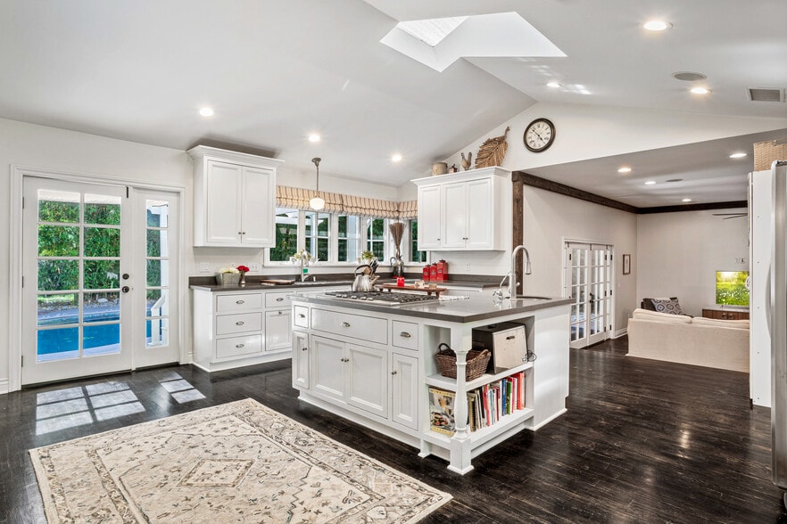 Building Photo - 4537 Agnes Ave