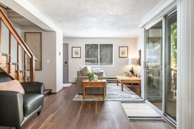 Building Photo - Westside 2BD Duplex