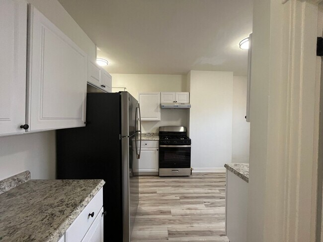 Building Photo - 3 bedroom 2 bath with Garage