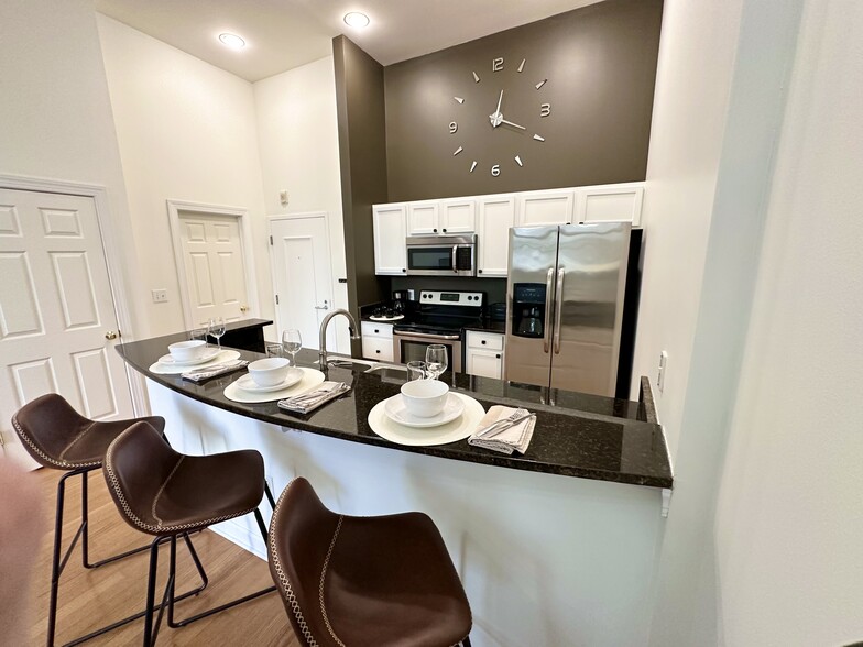 Building Photo - 718 W Trade St