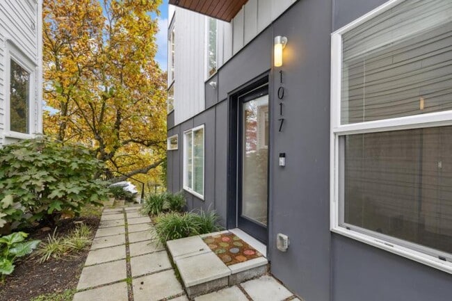 Building Photo - 3 bedroom in Seattle WA 98119