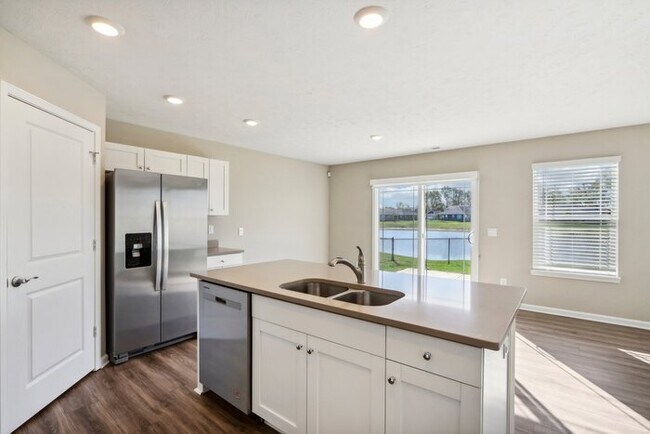 Building Photo - Fantastic 3bd/2ba home! Coming soon!