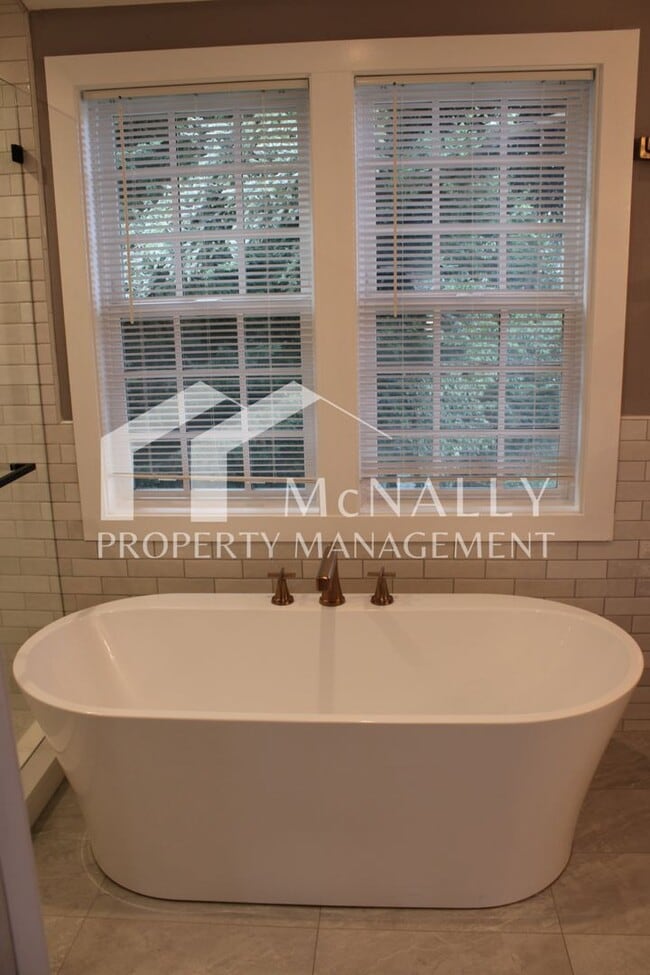 Building Photo - 5 Bedroom, 4 Bathroom Historic Tacoma Home