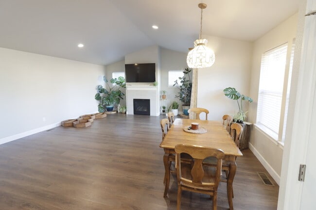 Building Photo - Be the first one to RENT this home! 3 bedrooms, 2 bathrooms, SINGLE LEVEL home with beautiful Lan...