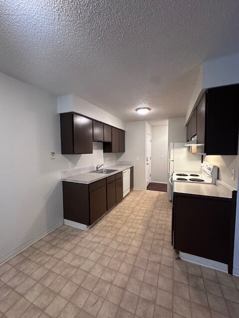 Building Photo - Charming 2-Bed Oasis with Full Bath on SE Division - 836 Sq. Ft. of Portland Comfort!