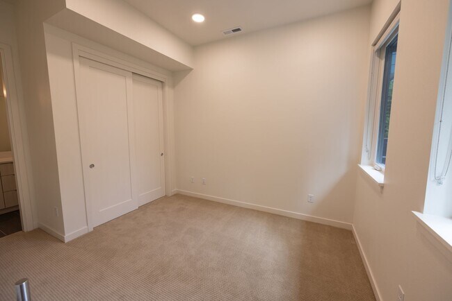 Building Photo - Riverside Townhomes - Waterfront Living in...
