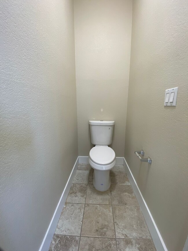 Building Photo - NEWLY RENOVATED, VERY CLEAN 5 BED, 3 BATH,...