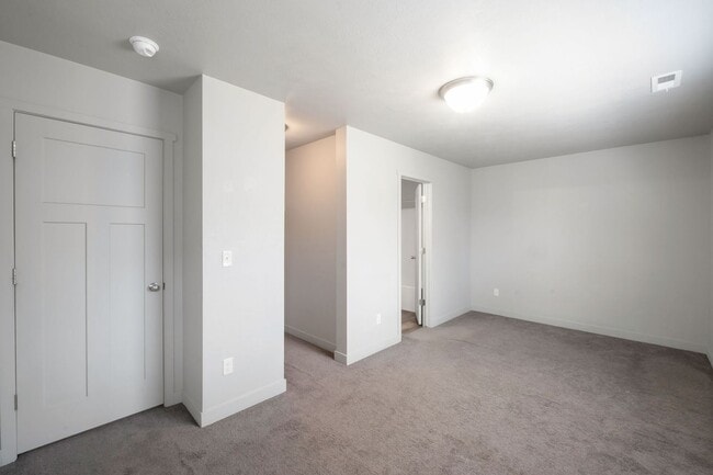 Building Photo - Amazing 2 Story Townhome in Vineyard w/ at...