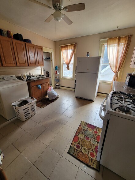 Shared Kitchen - 32 Rowe Ave