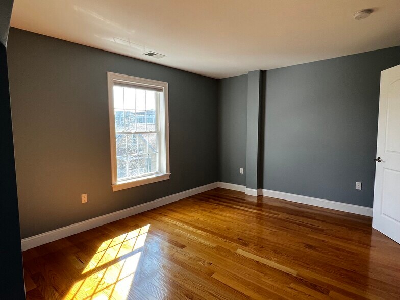 Building Photo - 54 Holton St