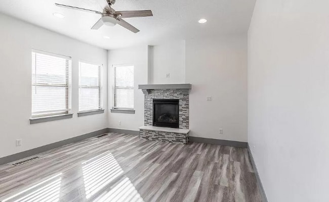Building Photo - 3 bed 2.5 bath townhome in heart of Meridian