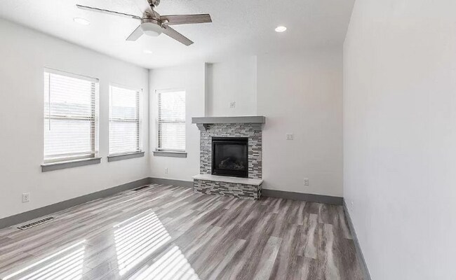 Building Photo - Perfect location 3 bed 2.5 bath Townhouse.