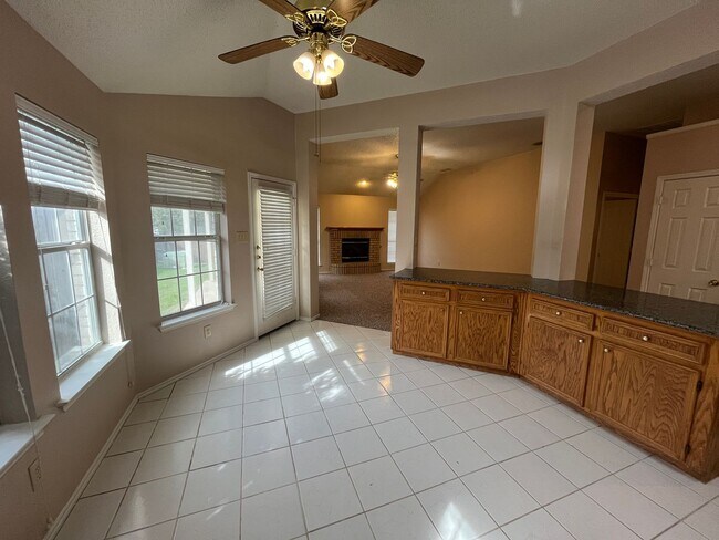 Building Photo - Large 4 Bedroom Home in Skipcha Mountain!